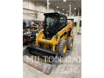 CAT 242D3 滑移装载机