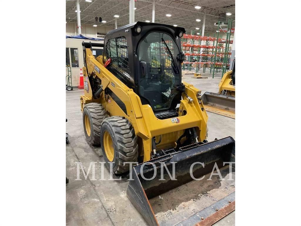 CAT 242D3 滑移装载机