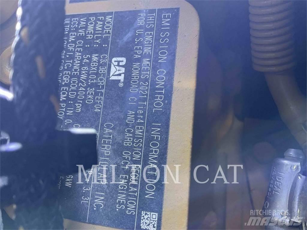 CAT 242D3 滑移装载机