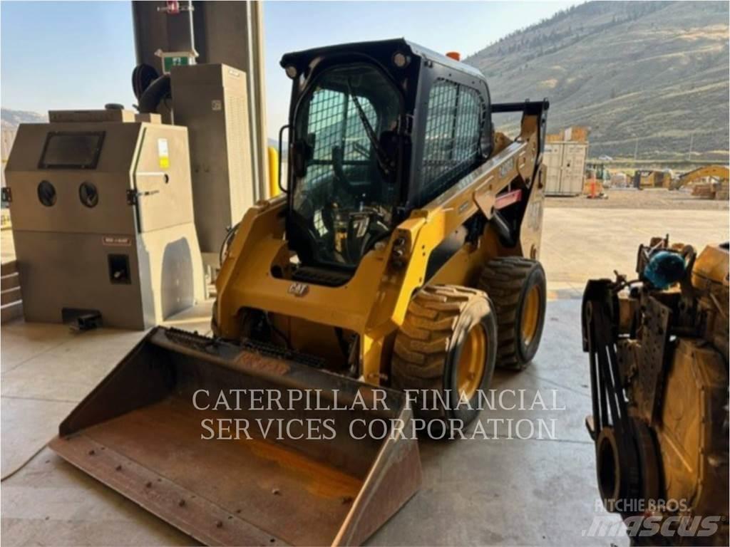 CAT 242D3 滑移装载机