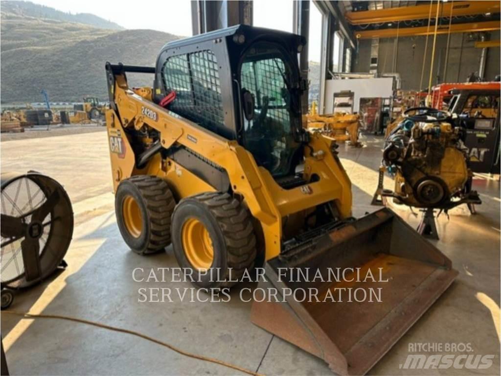 CAT 242D3 滑移装载机