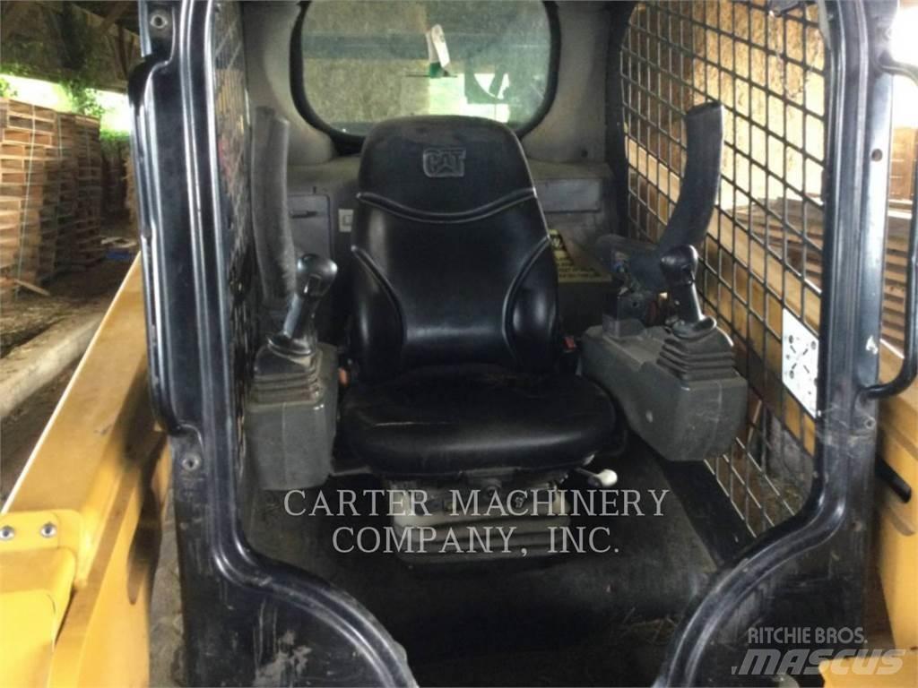 CAT 242D3 滑移装载机