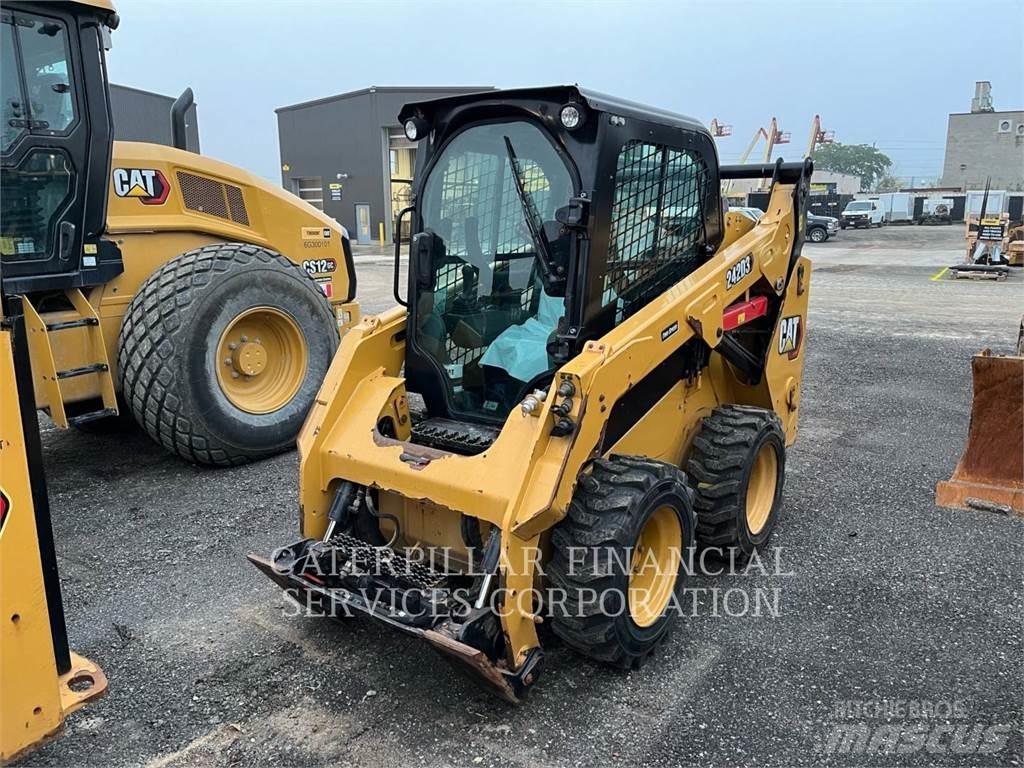 CAT 242D3 滑移装载机
