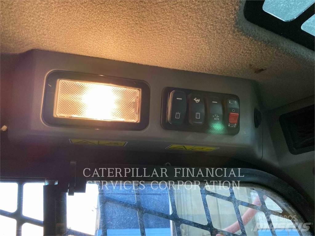 CAT 242D3 滑移装载机