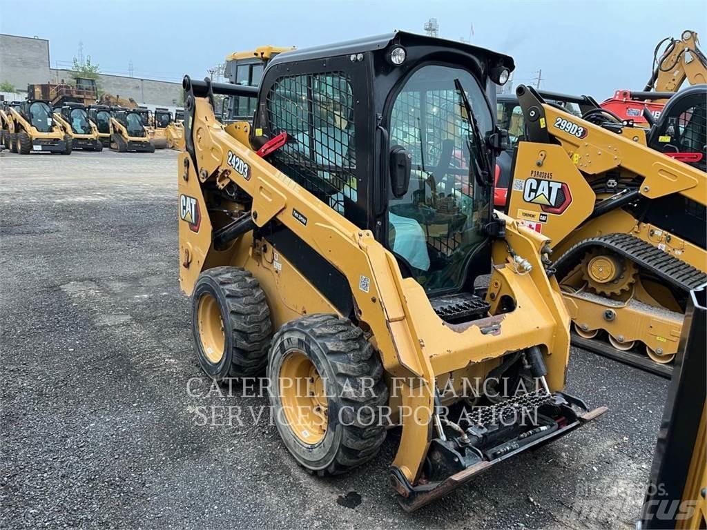 CAT 242D3 滑移装载机