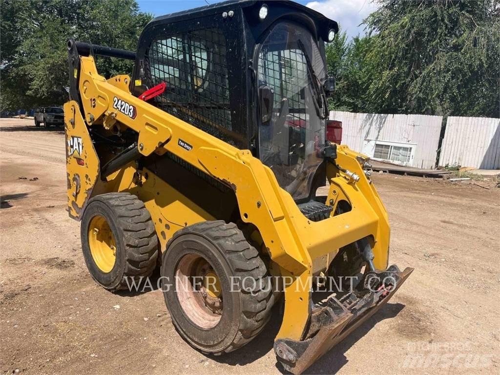 CAT 242D3 滑移装载机