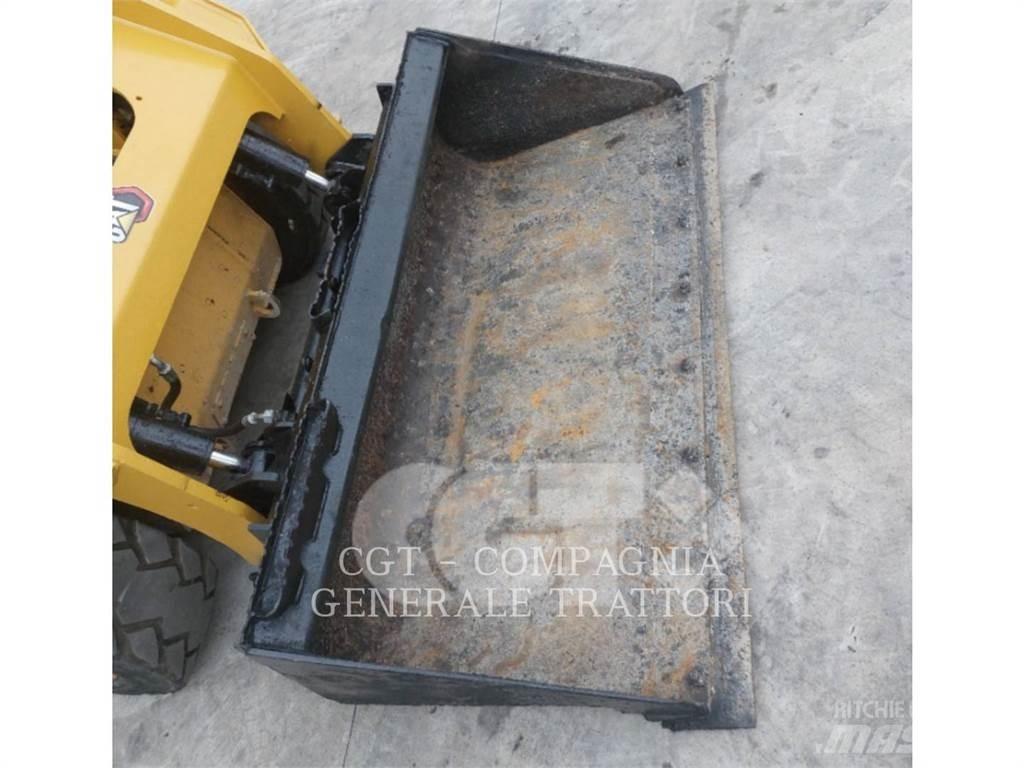 CAT 242D3 滑移装载机