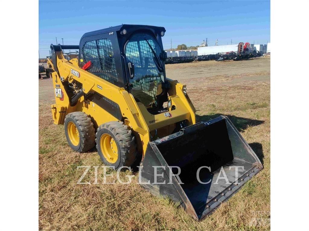 CAT 242D3 滑移装载机