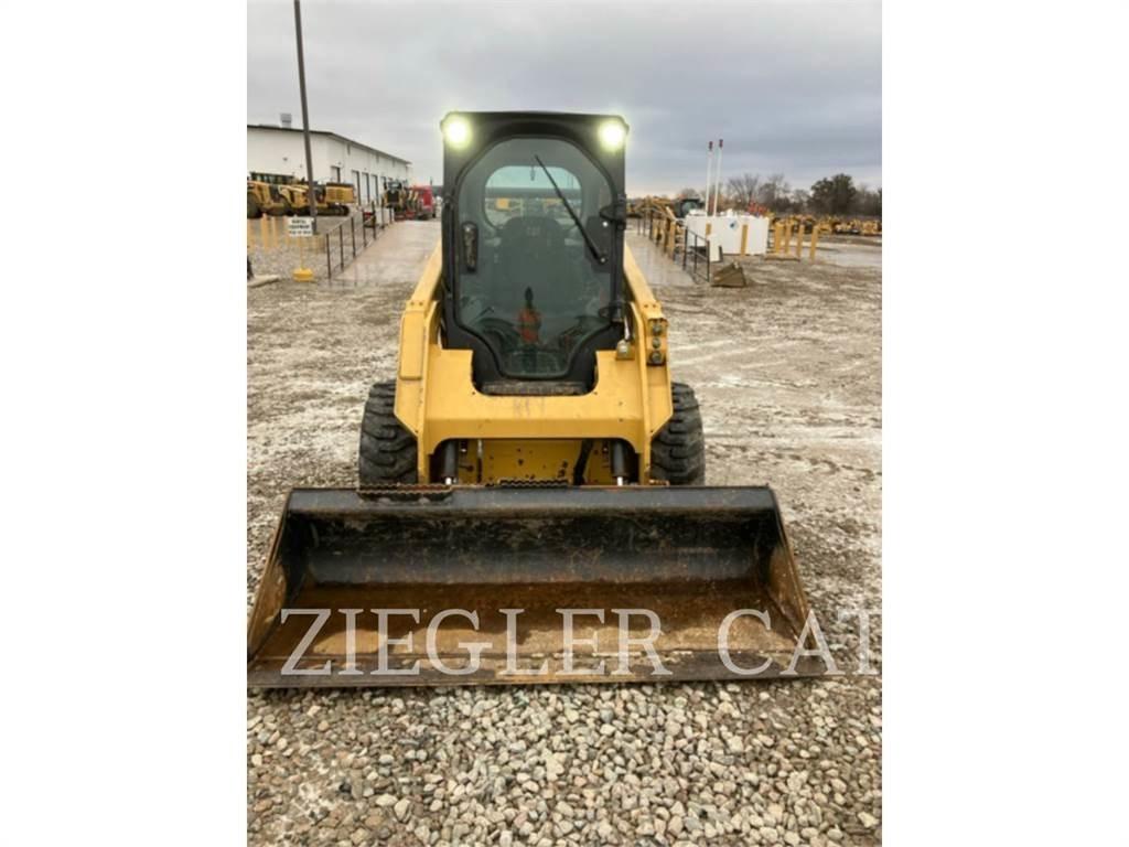 CAT 242D3 滑移装载机
