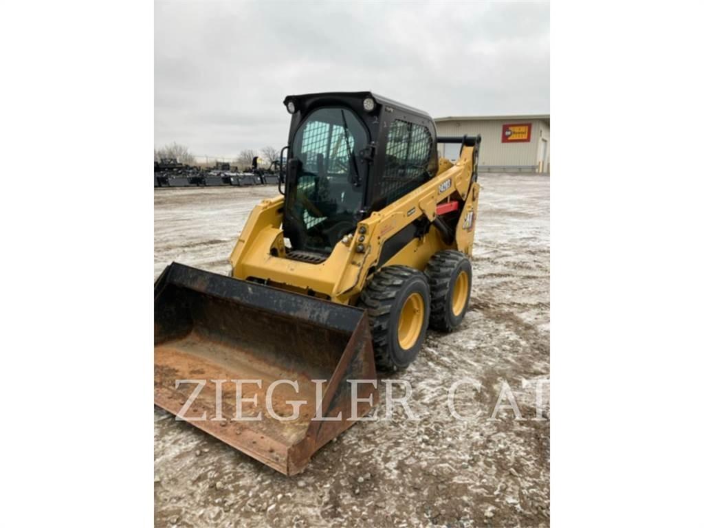CAT 242D3 滑移装载机