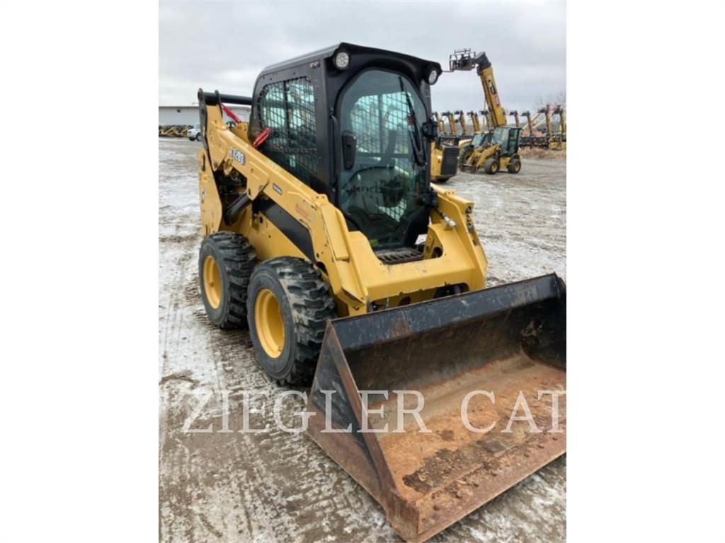 CAT 242D3 滑移装载机