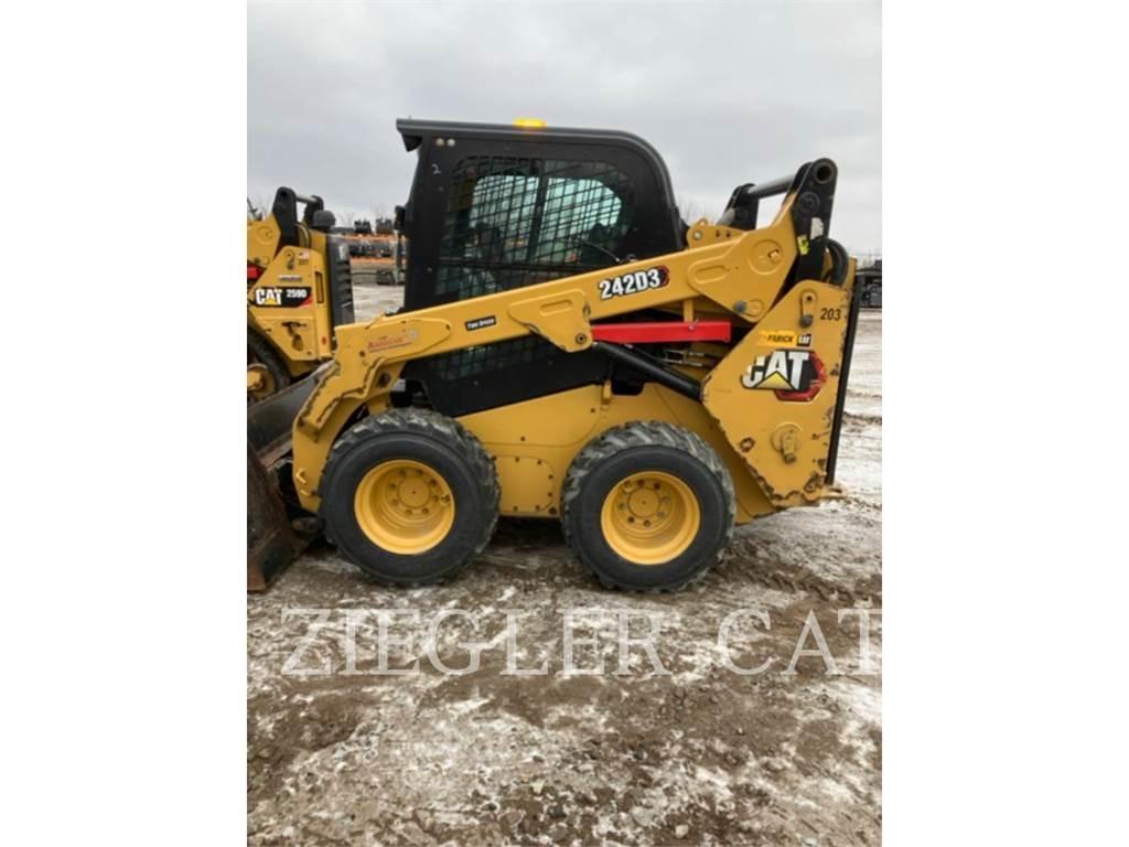 CAT 242D3 滑移装载机