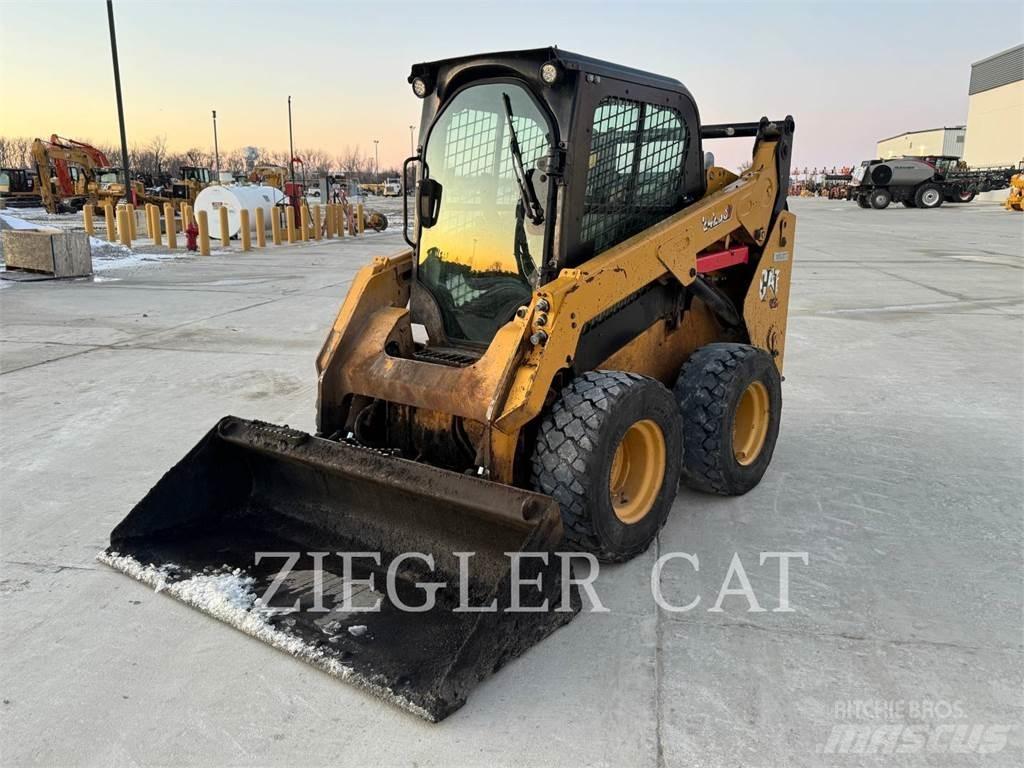 CAT 242D3 滑移装载机
