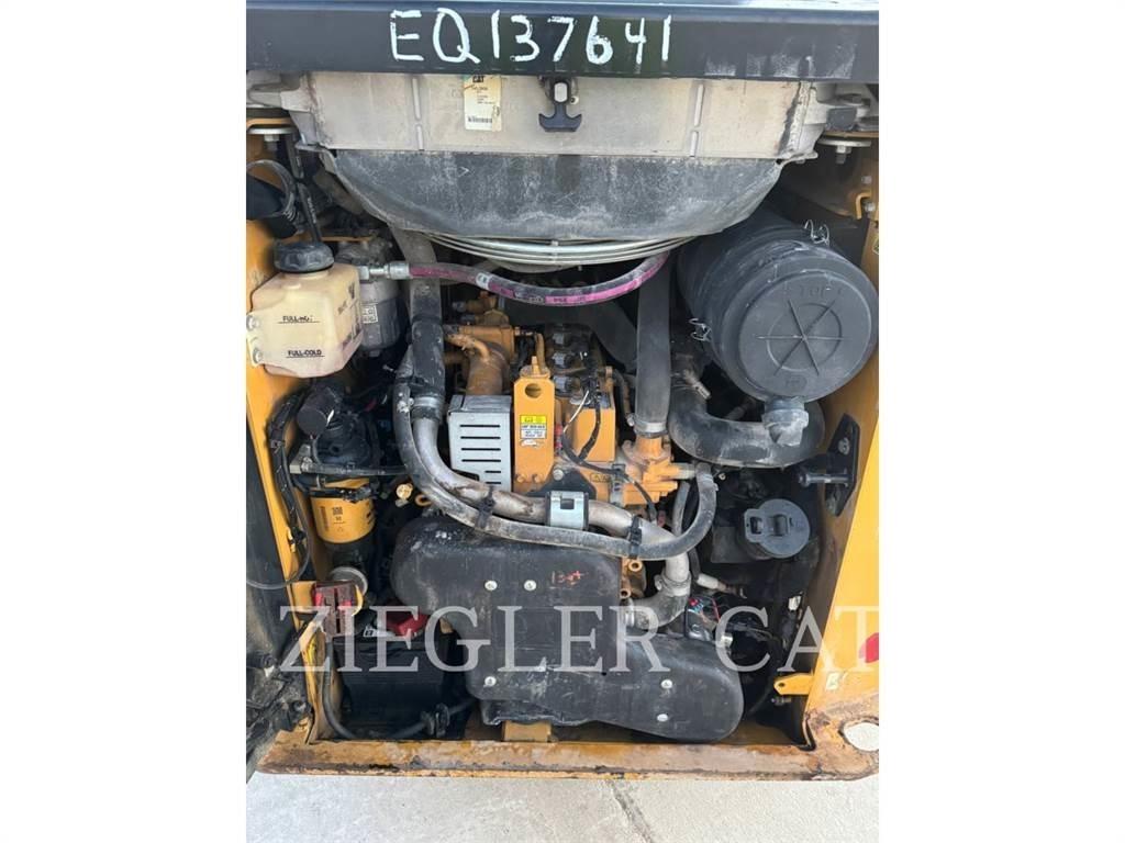 CAT 242D3 滑移装载机