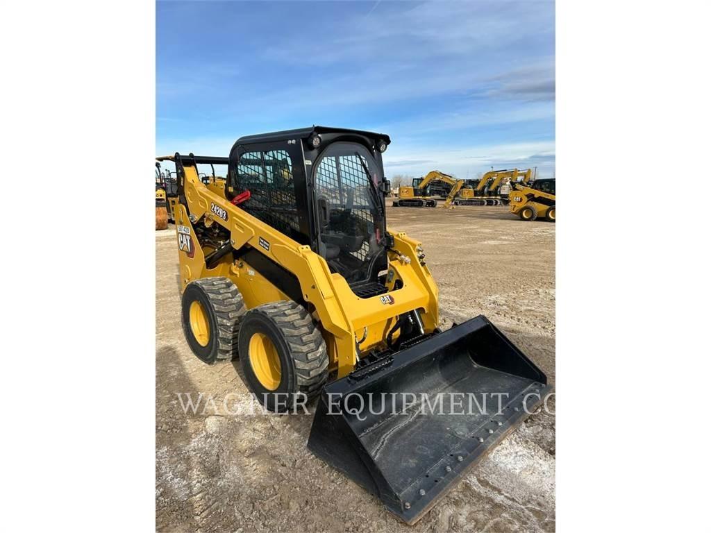 CAT 242D3 滑移装载机