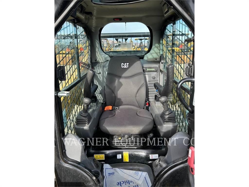 CAT 242D3 滑移装载机
