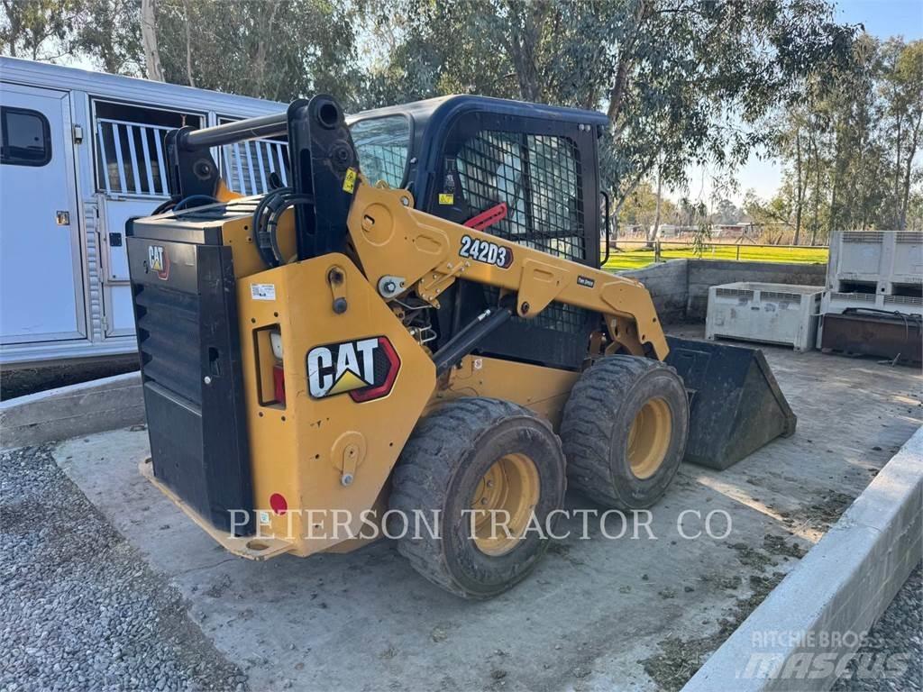 CAT 242D3 滑移装载机