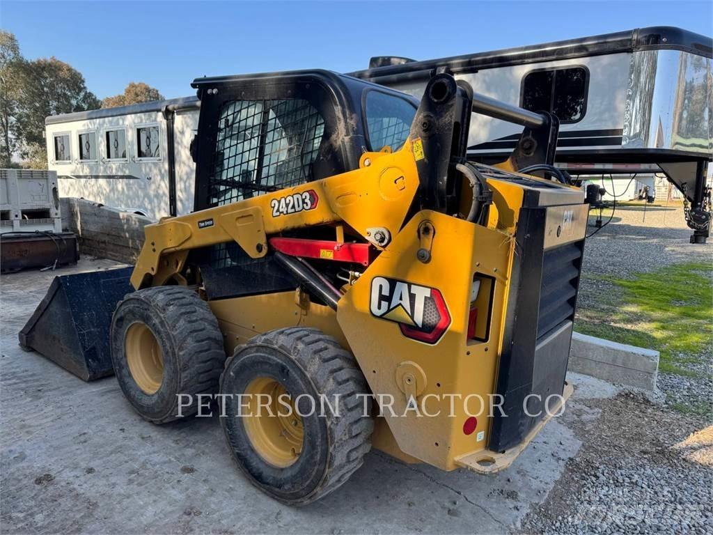 CAT 242D3 滑移装载机