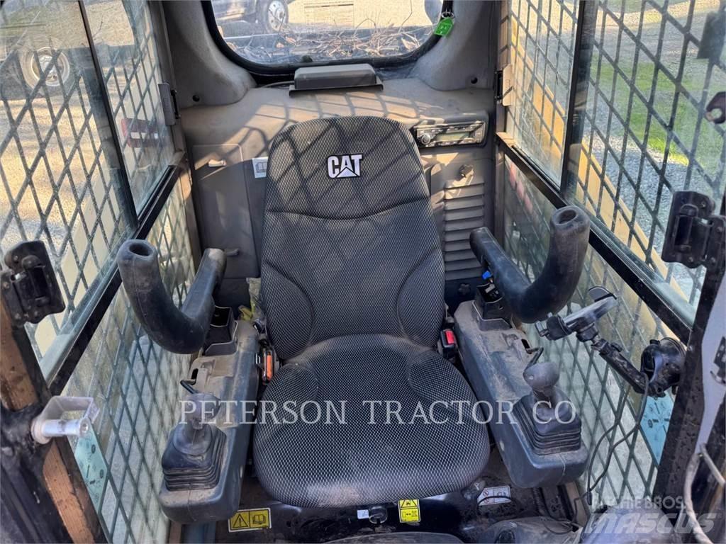 CAT 242D3 滑移装载机