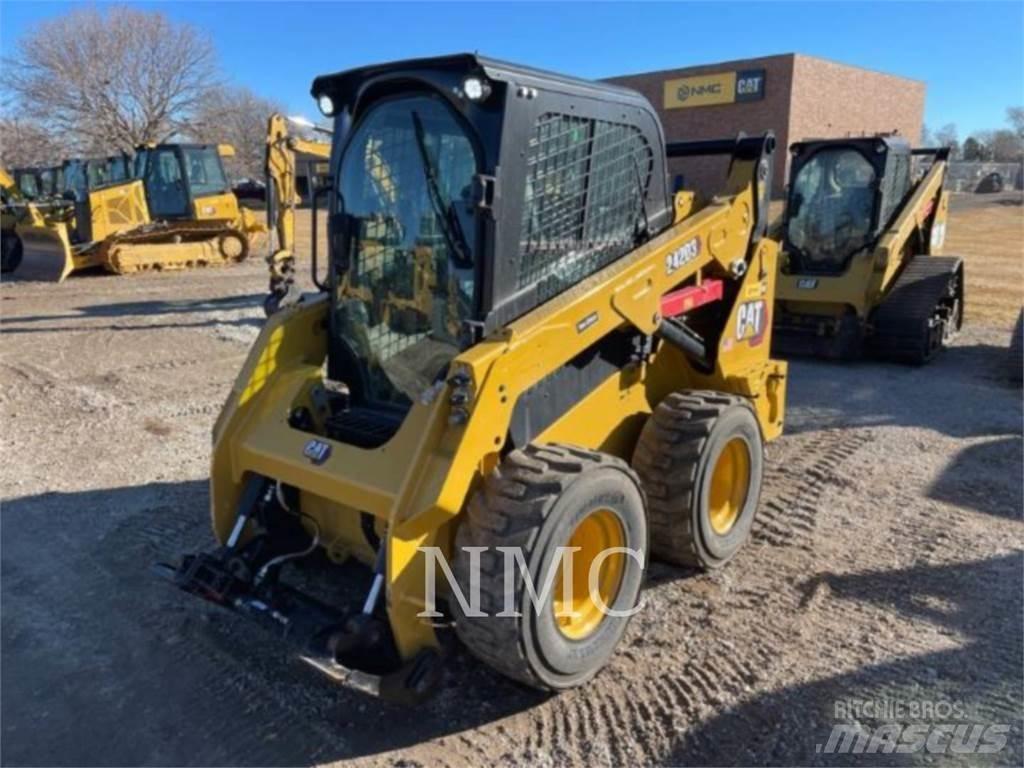 CAT 242D3 滑移装载机