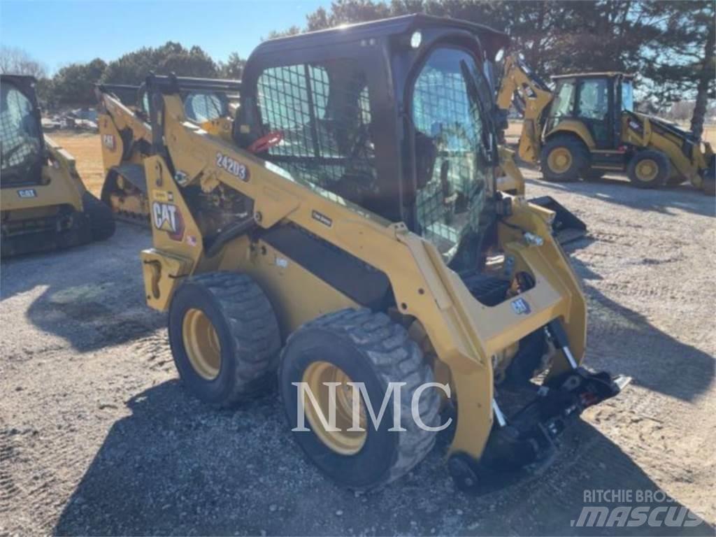 CAT 242D3 滑移装载机