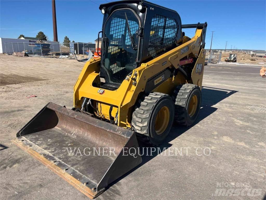 CAT 242D3 滑移装载机