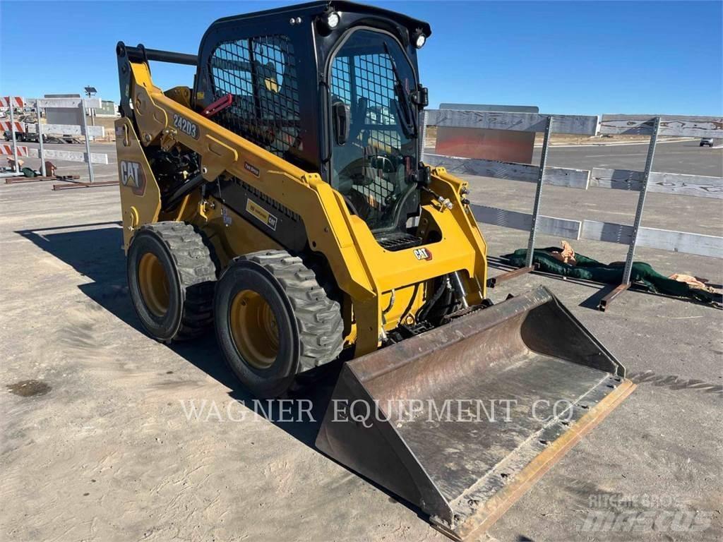 CAT 242D3 滑移装载机