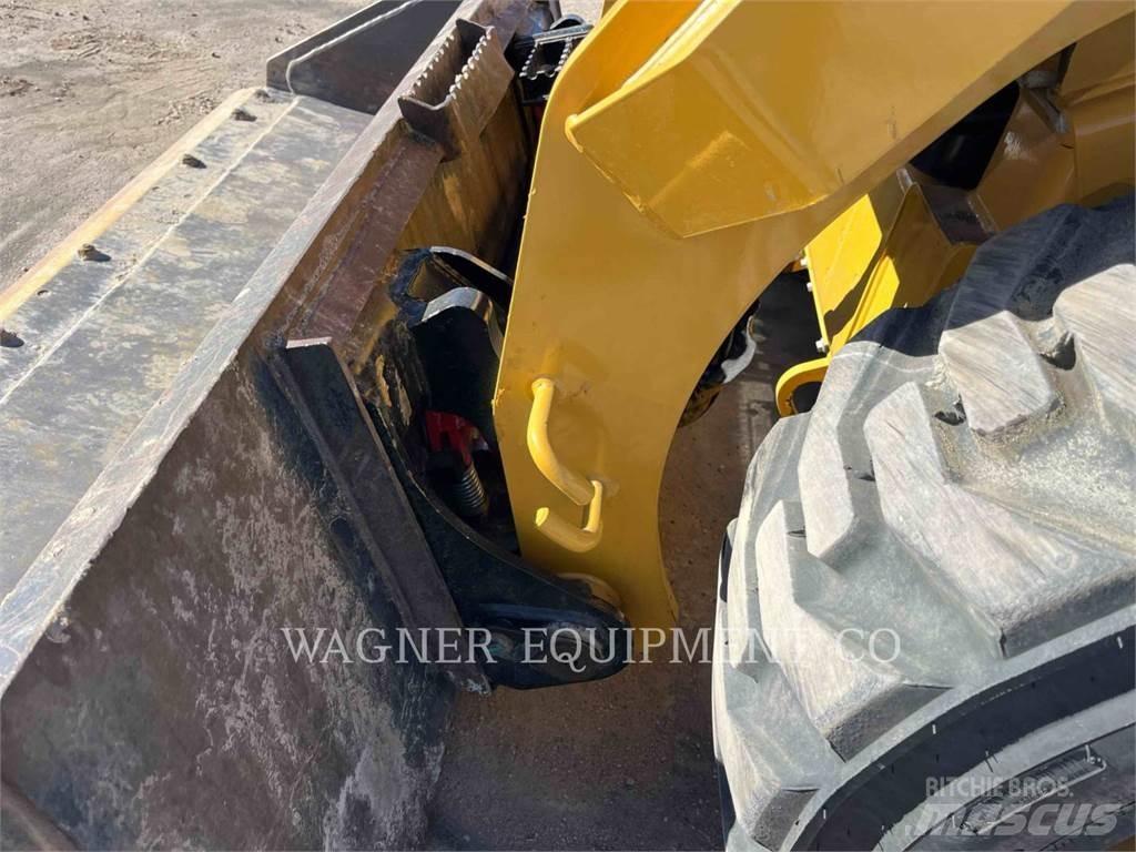 CAT 242D3 滑移装载机