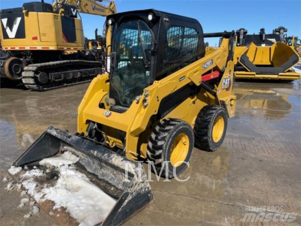 CAT 242D3 滑移装载机