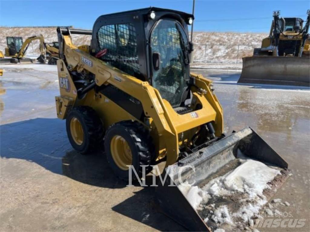 CAT 242D3 滑移装载机