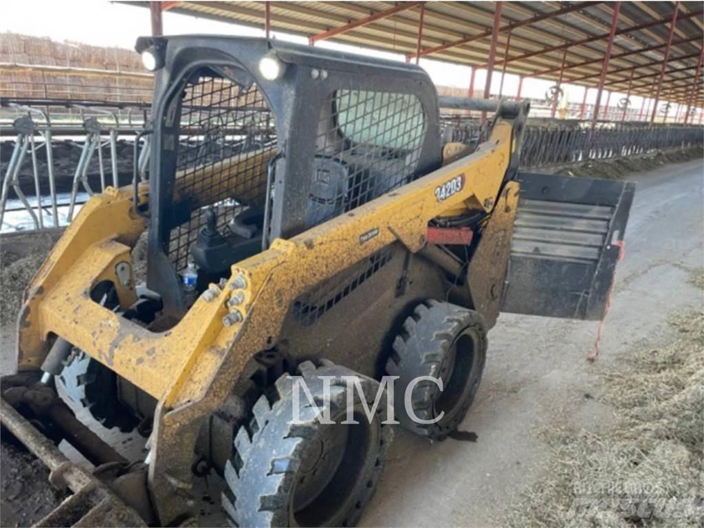 CAT 242D3 滑移装载机