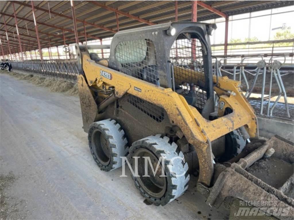 CAT 242D3 滑移装载机