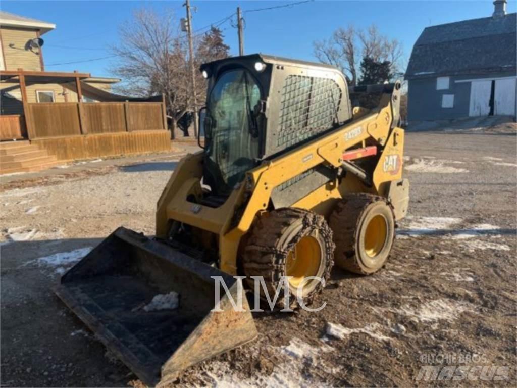 CAT 242D3 滑移装载机