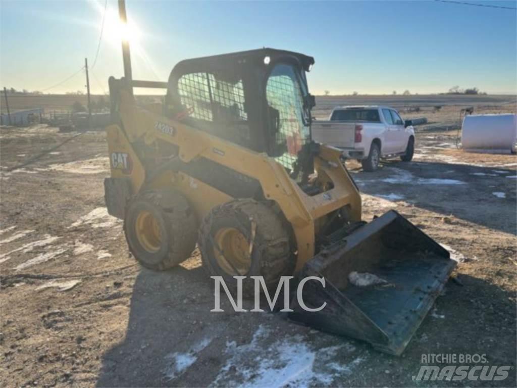 CAT 242D3 滑移装载机