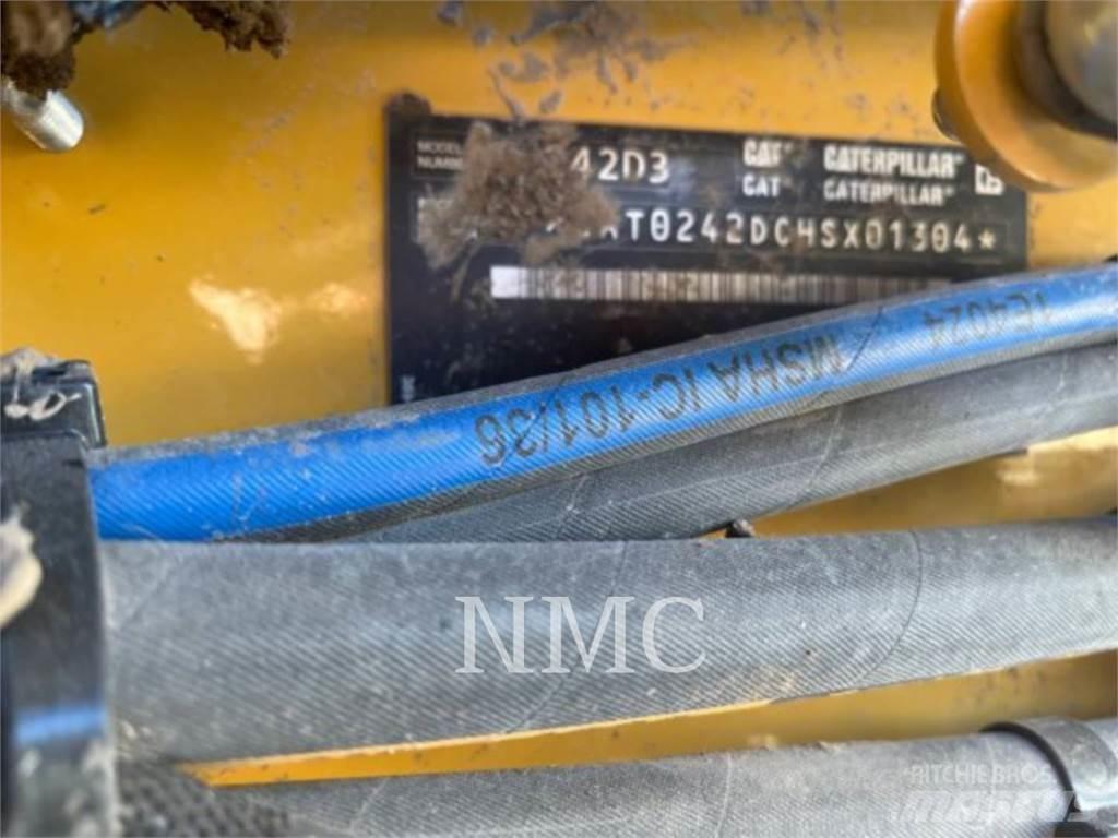 CAT 242D3 滑移装载机