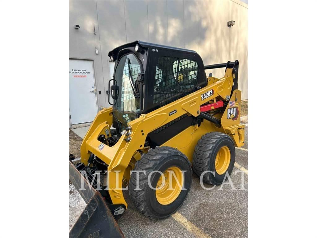 CAT 242D3 滑移装载机