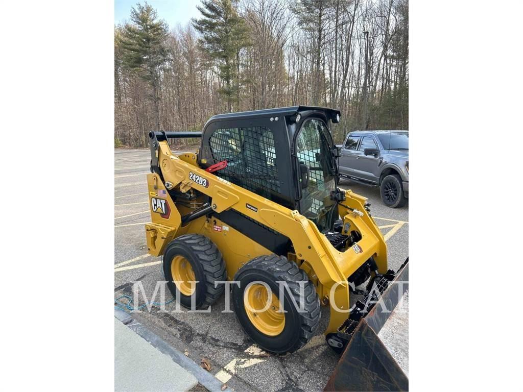 CAT 242D3 滑移装载机