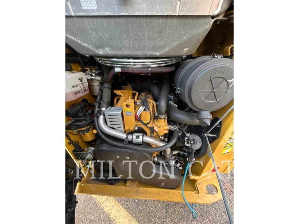 CAT 242D3 滑移装载机