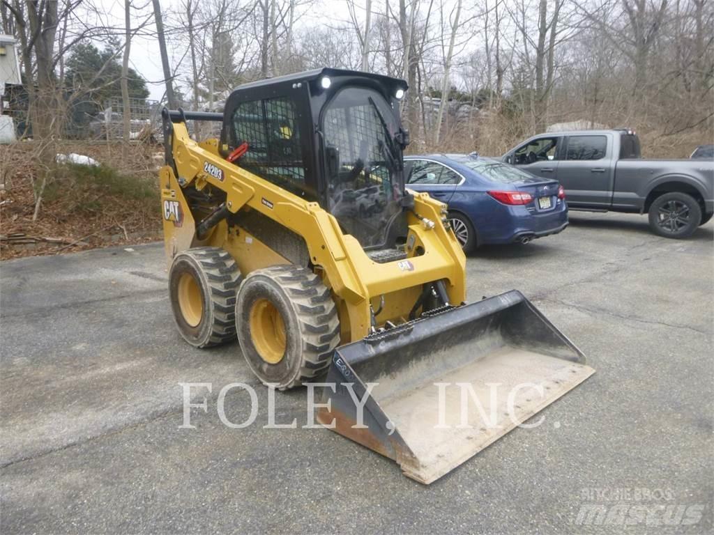 CAT 242D3 滑移装载机