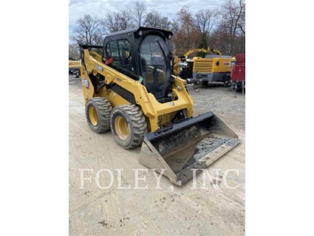 CAT 242D3 滑移装载机