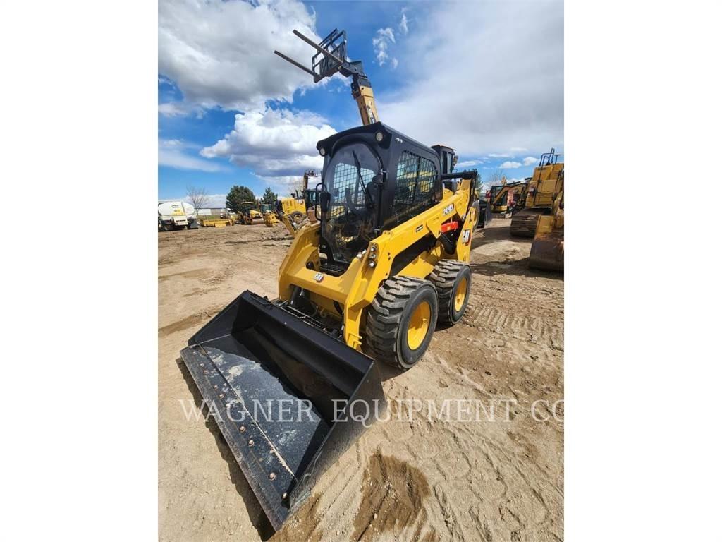 CAT 242D3 滑移装载机