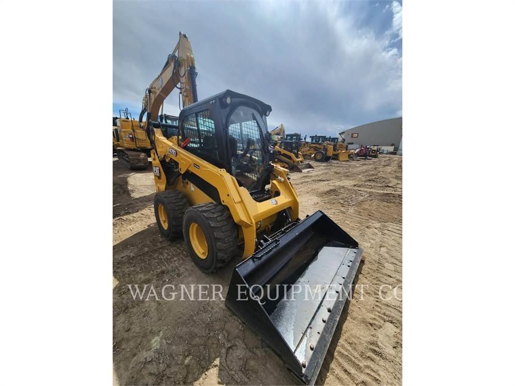 CAT 242D3 滑移装载机