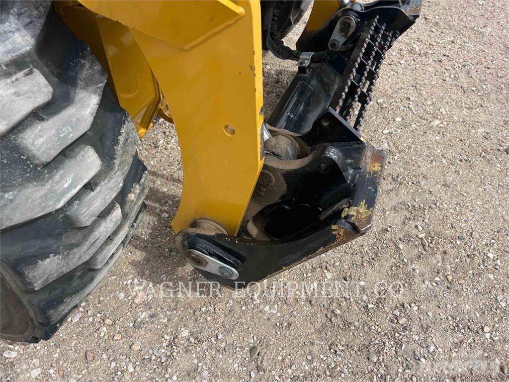 CAT 242D3 滑移装载机