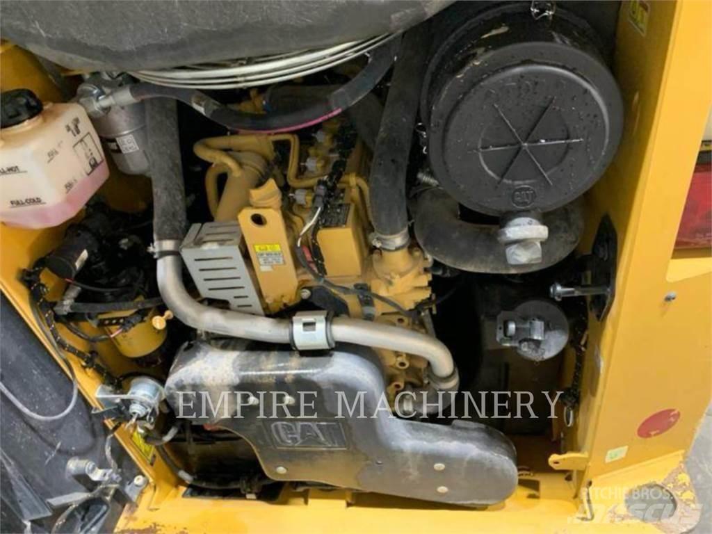 CAT 242D3 滑移装载机