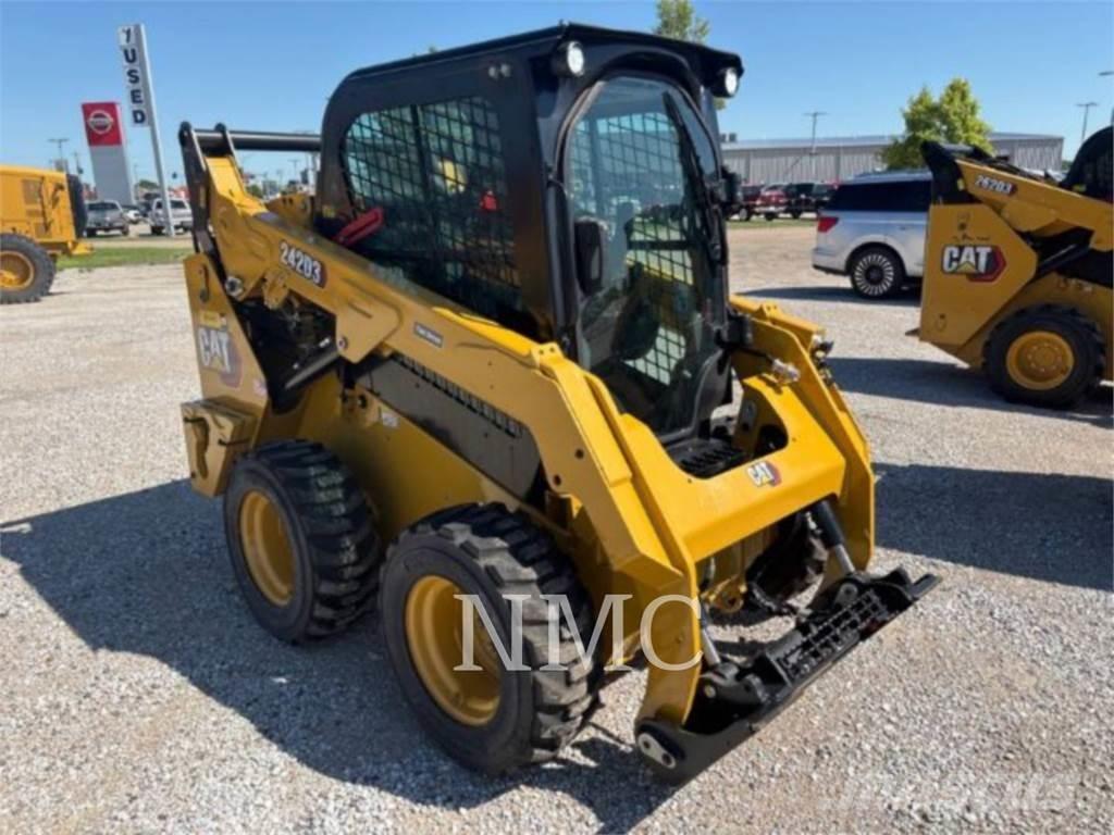 CAT 242D3 滑移装载机