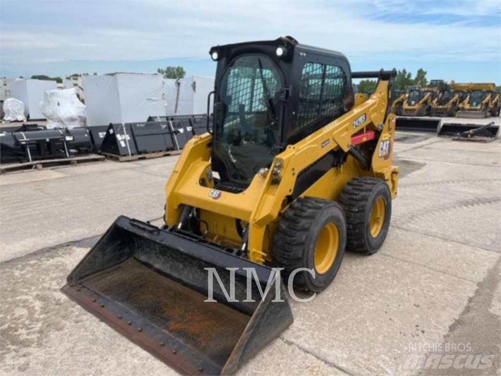 CAT 242D3 滑移装载机