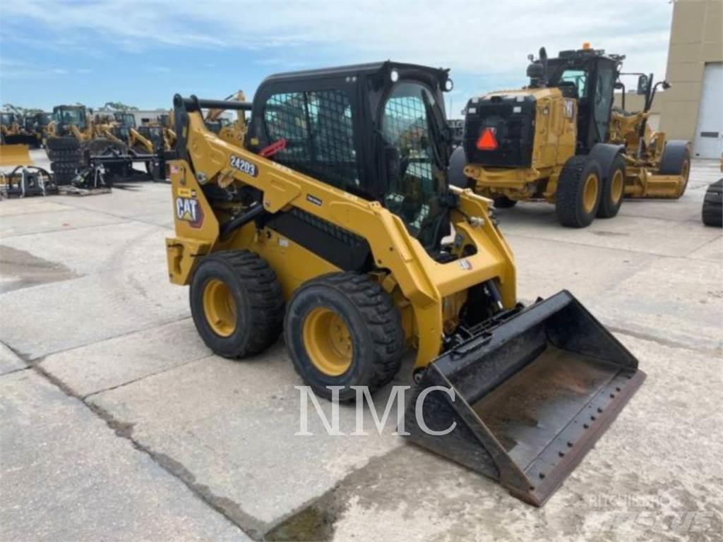 CAT 242D3 滑移装载机