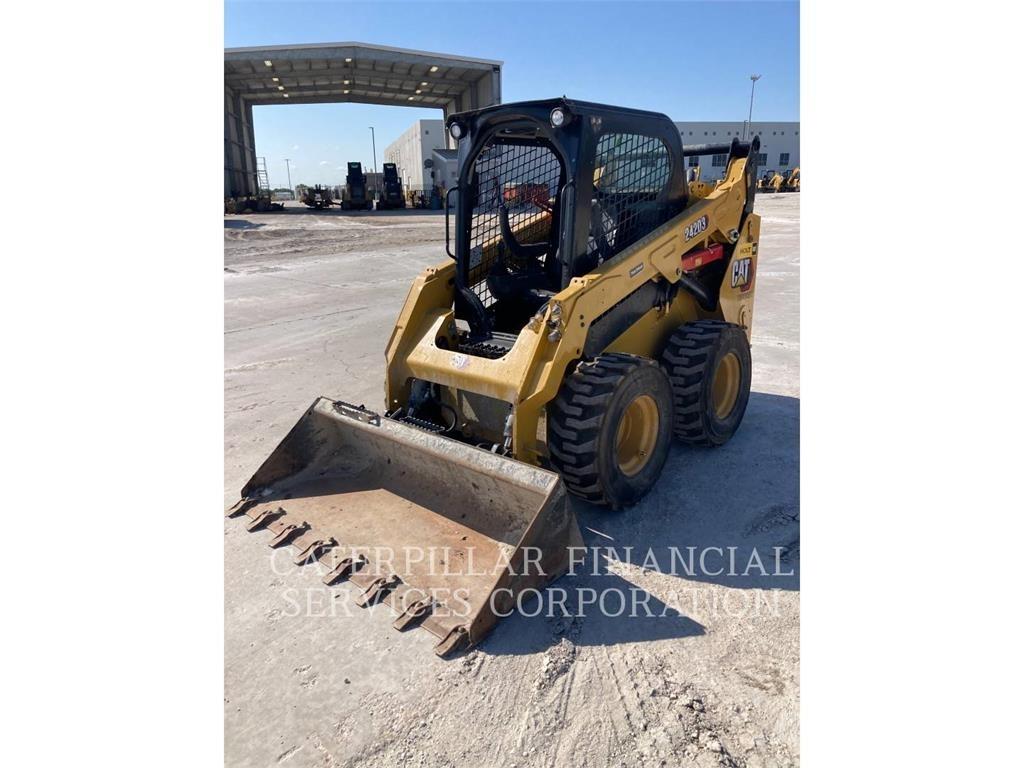 CAT 242D3 滑移装载机
