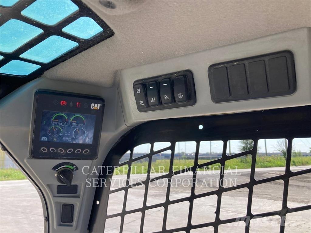 CAT 242D3 滑移装载机
