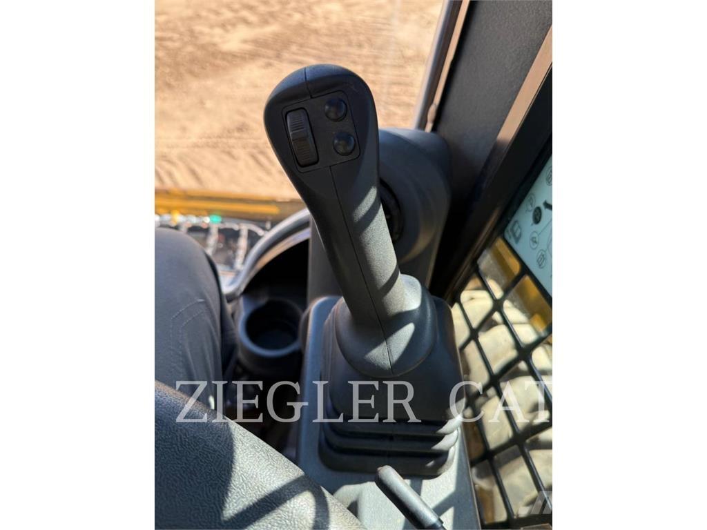 CAT 242D3 滑移装载机